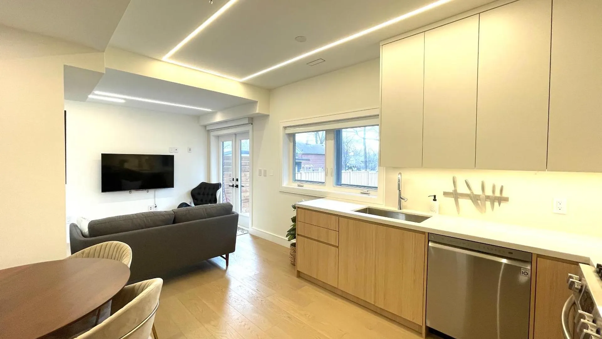 Modern Apartment Close To The Beach With Parking Toronto