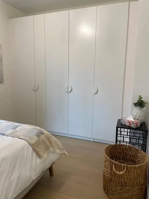 Modern Apartment Close To The Beach With Parking Toronto