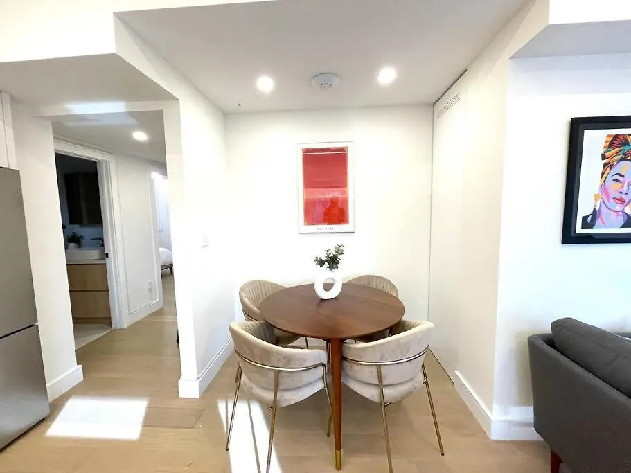 Modern Apartment Close To The Beach With Parking Toronto Canada