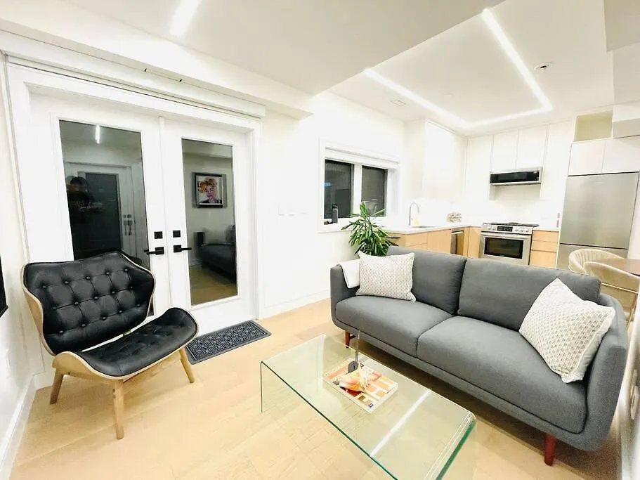 Modern Apartment Close To The Beach With Parking Toronto