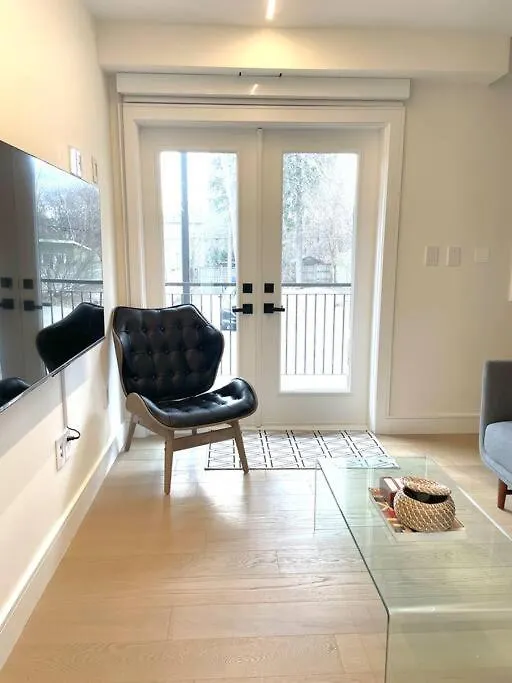 Modern Apartment Close To The Beach With Parking Toronto
