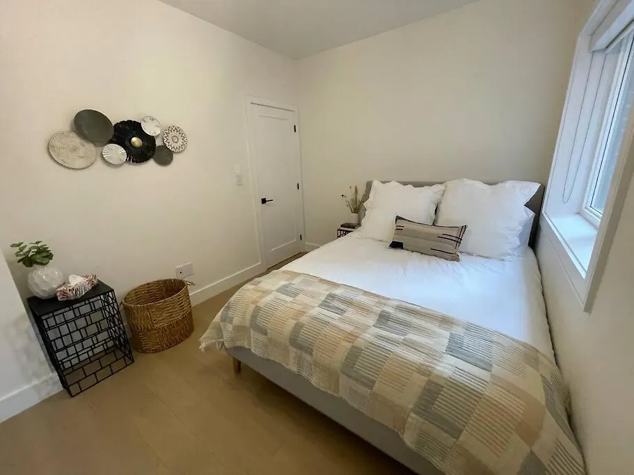 Modern Apartment Close To The Beach With Parking Toronto