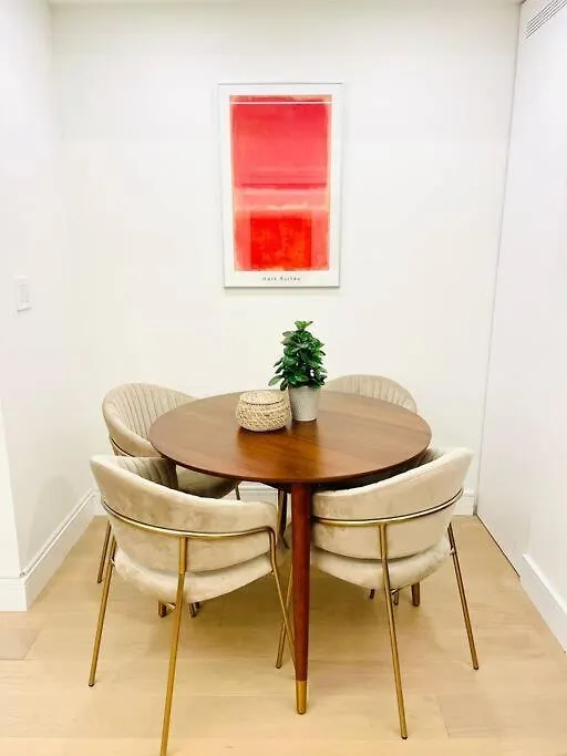 Modern Apartment Close To The Beach With Parking Toronto