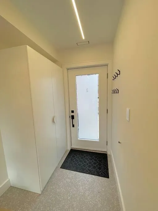 Modern Apartment Close To The Beach With Parking Toronto