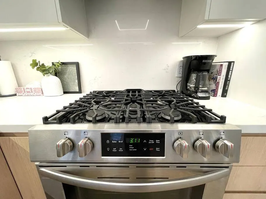 Modern Apartment Close To The Beach With Parking Toronto Canada