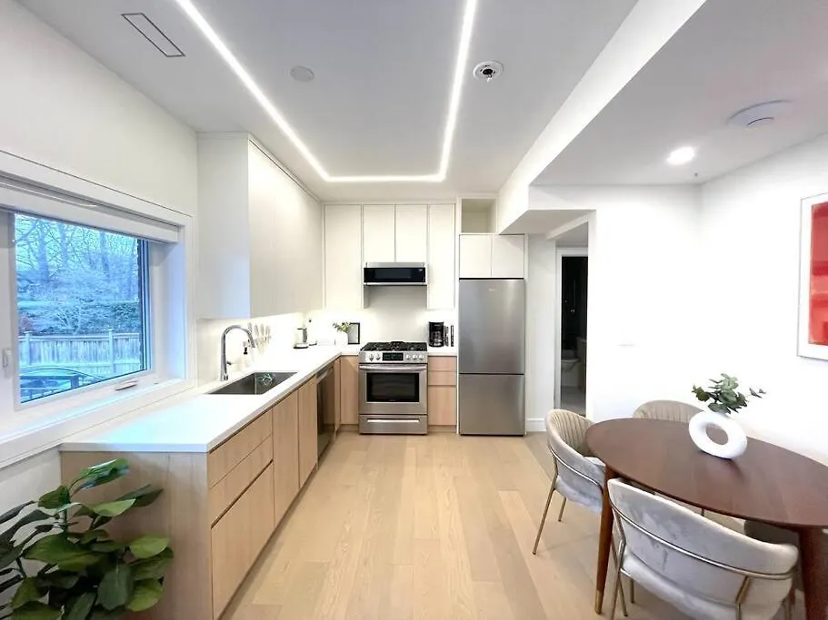 Modern Apartment Close To The Beach With Parking Toronto Canada