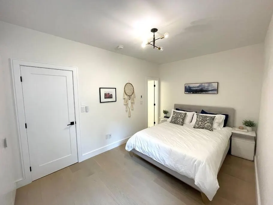 Modern Apartment Close To The Beach With Parking Toronto 0*,  Canada