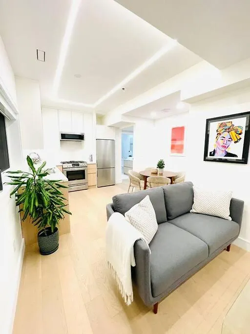 Modern Apartment Close To The Beach With Parking Toronto
