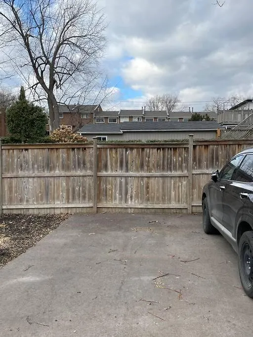Modern Apartment Close To The Beach With Parking Toronto