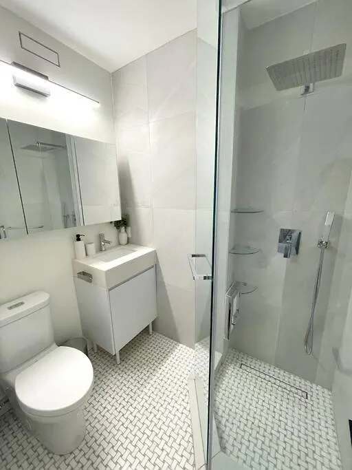 Modern Apartment Close To The Beach With Parking Toronto Canada