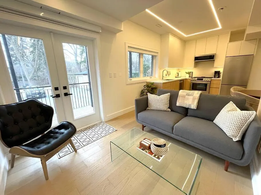 Modern Apartment Close To The Beach With Parking Toronto